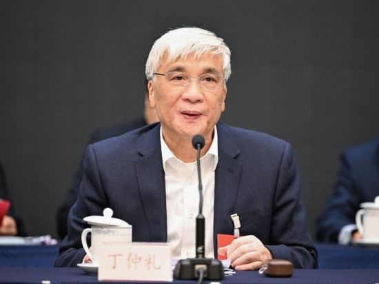 全國(guó)人大常委會(huì)副委員長(zhǎng)、歐美同學(xué)會(huì)會(huì)長(zhǎng)丁仲禮作工作報(bào)告