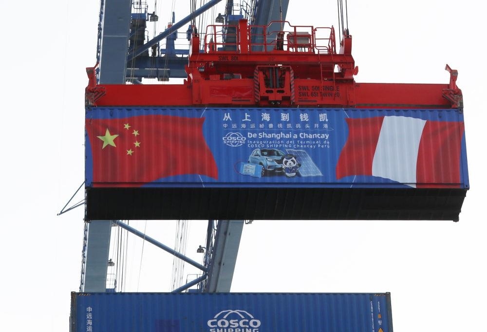 2024年11月14日，在秘魯首都利馬以北的錢凱港，岸邊智能化設(shè)備吊裝集裝箱。