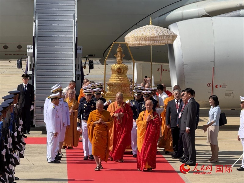 北京靈光寺佛牙舍利抵達(dá)泰國(guó)曼谷廊曼軍用機(jī)場(chǎng)。人民網(wǎng)記者章念生攝