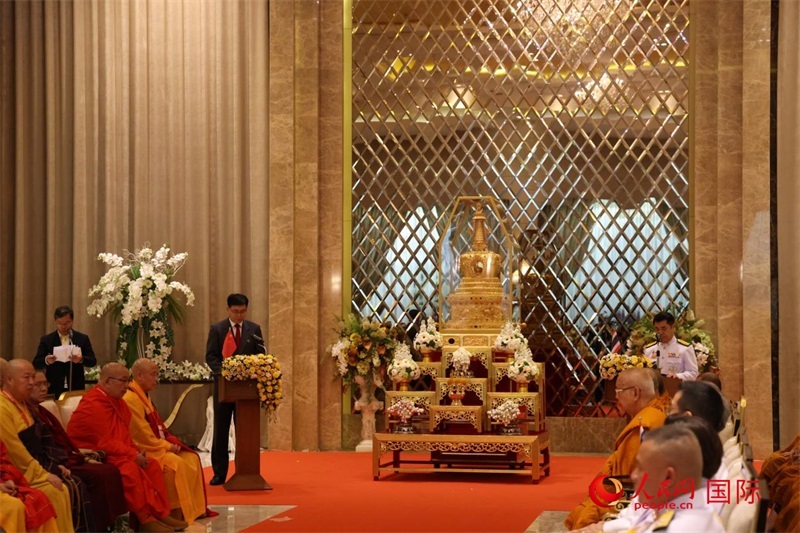 中泰兩國(guó)代表在曼谷廊曼軍用機(jī)場(chǎng)舉辦的迎請(qǐng)儀式上致辭。人民網(wǎng)記者楊一攝