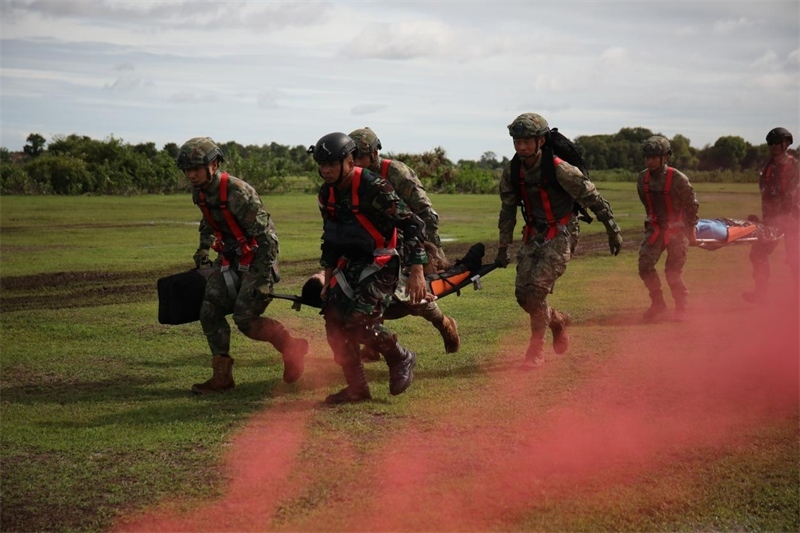 中印尼雙方空降兵隊(duì)員空降至指定地域后，迅速展開“傷病員”救治和轉(zhuǎn)移。段江山攝