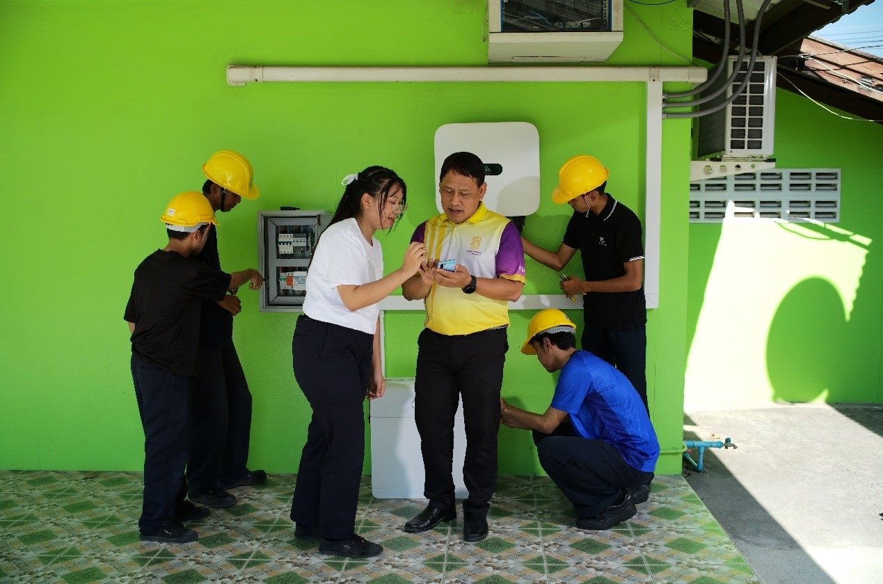 工作人員為當(dāng)?shù)靥﹪蠋熤v解說明。主辦方供圖