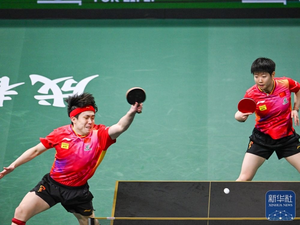 ↑中國(guó)隊(duì)組合王楚欽（左）/孫穎莎在混雙比賽中。新華社記者 王曦 攝