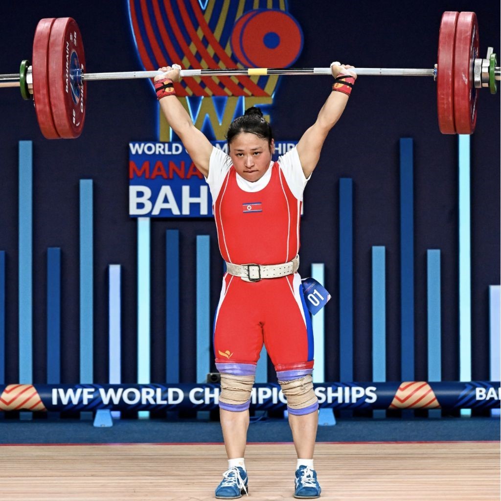 圖為李盛金在比賽中。圖片來(lái)源于國(guó)際舉重聯(lián)合會(huì)官網(wǎng)