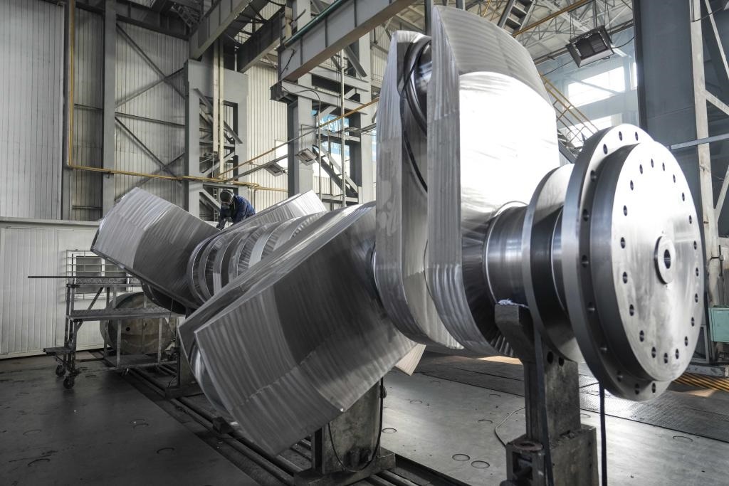 2024年1月11日，工人在大連華銳船用曲軸有限公司加工車間加工產品。新華社記者 潘昱龍 攝