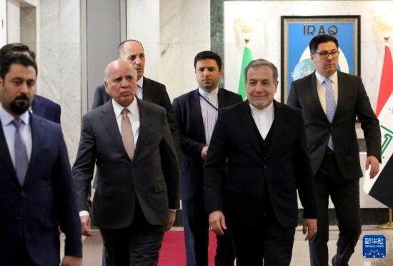 12月6日，伊拉克副總理兼外長(zhǎng)侯賽因（中左）在巴格達(dá)會(huì)見伊朗外長(zhǎng)阿拉格齊（中右）。新華社發(fā)（哈利勒·達(dá)伍德攝）