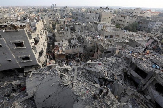 這是12月7日在加沙地帶中部努賽賴特難民營拍攝的遭以軍轟炸后的建筑廢墟。新華社發(fā)（里澤克·阿卜杜勒賈瓦德攝）