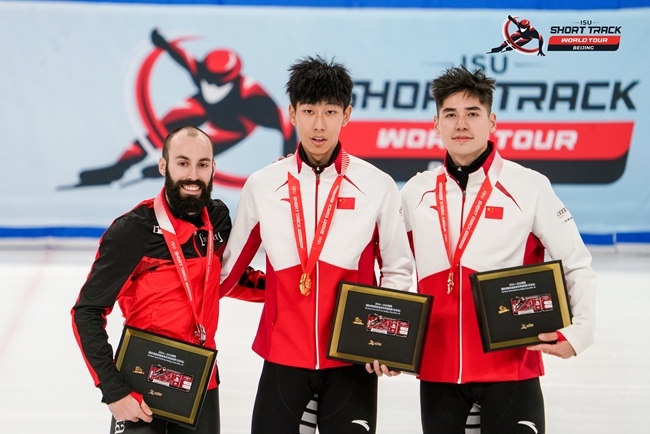 男子500米頒獎(jiǎng)儀式，中國(guó)選手孫龍(中)奪得冠軍，加拿大選手杜博伊斯(左)獲得亞軍，中國(guó)選手劉少昂獲得季軍。賽事組委會(huì)供圖