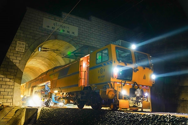 中老鐵路瑯勃拉邦維保管理中心的中老員工共同作業(yè)。周星攝