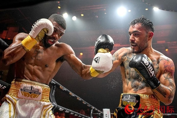 來(lái)自剛果民主共和國(guó)的帕特里克·穆卡拉（右）獲得了非洲80公斤級(jí)冠軍。人民網(wǎng) 塔里克·易卜拉欣攝