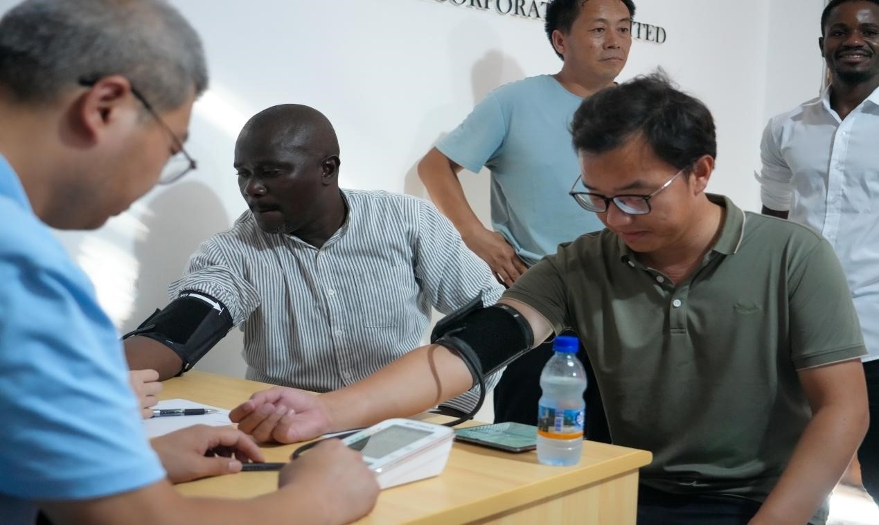 醫(yī)療隊(duì)專家診療現(xiàn)場(chǎng)。中國(guó)土木供圖