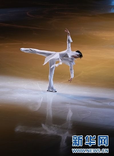 圖為羽生結(jié)弦在表演中。記者 錢錚 攝