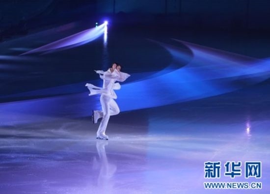 圖為羽生結(jié)弦在表演中。記者 錢錚 攝