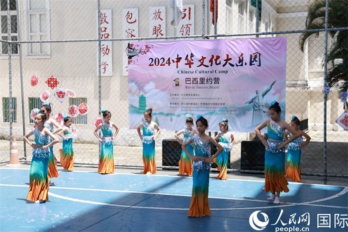 傣族舞蹈《金色的孔雀》以優(yōu)美的動作贏得觀眾喝彩。人民網(wǎng)記者 陳海琪攝