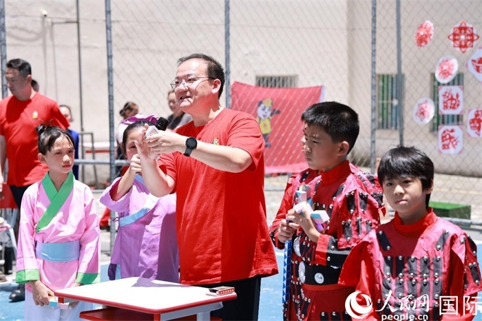 趣味數(shù)學節(jié)目以富有創(chuàng)意的數(shù)字游戲和魔尺變幻為亮點，激發(fā)了孩子們的數(shù)學思維與想象力。人民網(wǎng)記者 陳海琪攝