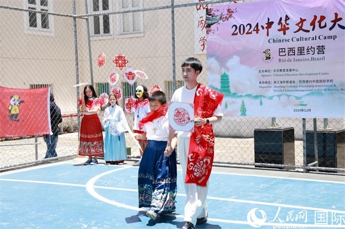 《SHOW美中華》通過國風服飾走秀，將傳統(tǒng)文化與現(xiàn)代創(chuàng)意完美結合。人民網(wǎng)記者 陳海琪攝