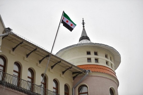 12月9日，在俄羅斯首都莫斯科，敘利亞駐俄羅斯使館升起代表敘利亞反對派的旗幟。新華社發(fā)（亞歷山大攝）