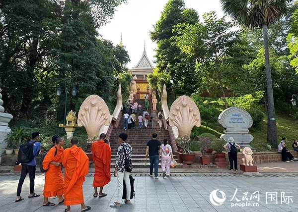 游客在金邊塔山寺游玩。人民網(wǎng)記者 簡(jiǎn)承淵攝