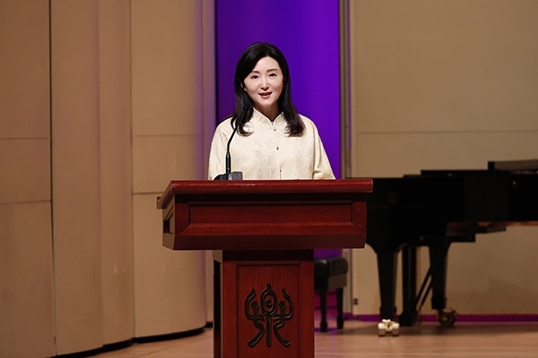 中央音樂學院黨委書記、中國民族管弦樂學會胡琴專業(yè)委員會會長于紅梅致辭。中國民族管弦樂學會胡琴專業(yè)委員會供圖