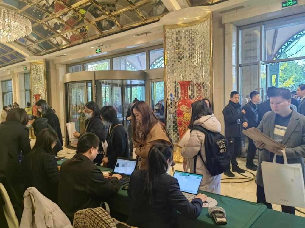 12月12日，第十批國家組織藥品集中帶量采購現(xiàn)場。新華社記者龔雯 攝