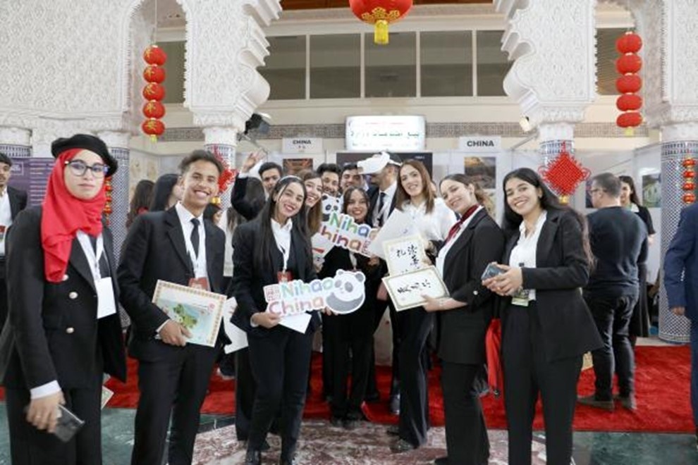 當(dāng)?shù)孛癖娛殖帧澳愫?！中?guó)”手牌合影。拉巴特中國(guó)文化中心供圖