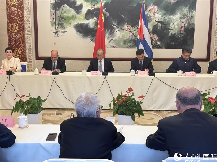 “紀念首批中國學(xué)生赴古巴留學(xué)暨中古開啟教育合作60周年座談會”在京舉辦。人民網(wǎng)記者 趙健攝