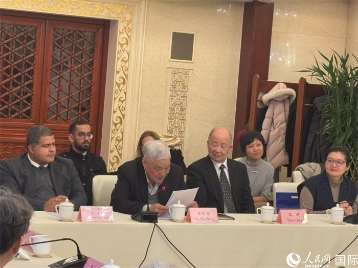 老一輩赴古留學(xué)生代表徐世澄在座談會上發(fā)言。人民網(wǎng)記者 趙健攝