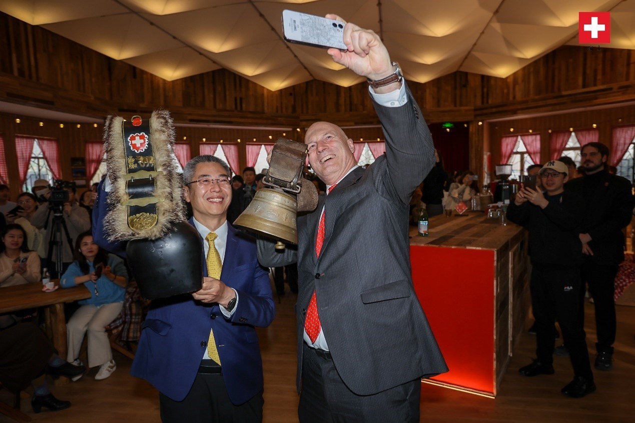 瑞士駐華大使白瑞誼與北京市西城區(qū)委副書(shū)記、代區(qū)長(zhǎng)郅海杰搖響瑞士牛鈴，共同為小木屋揭幕。瑞士駐華大使館供圖