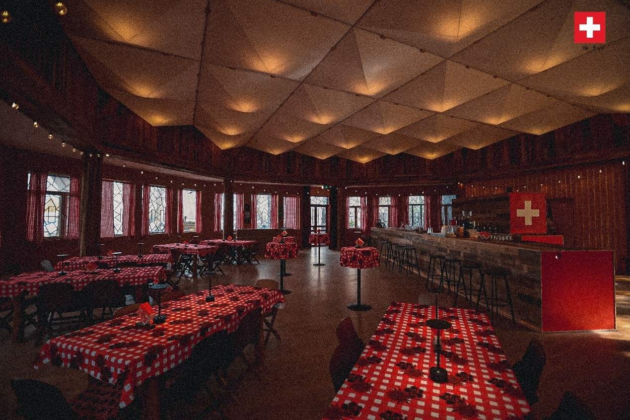 瑞士小木屋內(nèi)飾采用瑞士紅、森林棕與雪山白三種主色調(diào)，營(yíng)造出自然與現(xiàn)代交融的氛圍。瑞士使館供圖