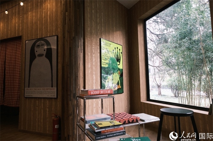 小木屋室內(nèi)一角體現(xiàn)出時(shí)尚簡(jiǎn)約的瑞士元素。人民網(wǎng) 實(shí)習(xí)生黃睿攝