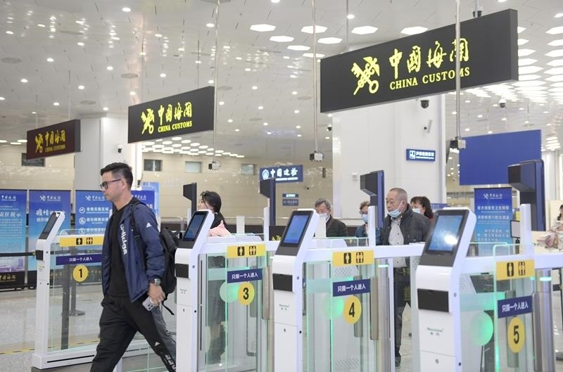 △2024年2月29日，旅客從橫琴口岸過關。