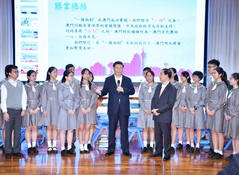 △2019年12月19日，在濠江中學附屬英才學校觀摩以“‘一國兩制’與澳門”為題的中國歷史公開課后，習近平主席走到學生中間即席發(fā)表重要講話。
