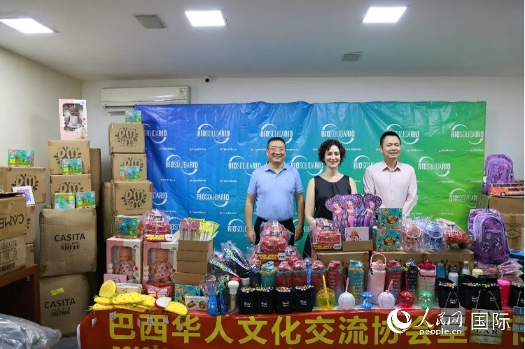 中國駐里約熱內(nèi)盧總領(lǐng)館副總領(lǐng)事王尉育（右）、里約慈善協(xié)會主席保拉·菲格雷多（中）、巴西華人文化交流協(xié)會主席上官建峰（左）出席捐贈活動并致辭。人民網(wǎng)記者 陳海琪攝