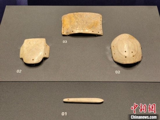12月14日，“文明先鋒—凌家灘文化玉器展”在故宮博物院文華殿開幕。圖為展覽現場的玉龜、玉版和玉簽。 中新社記者 應妮 攝