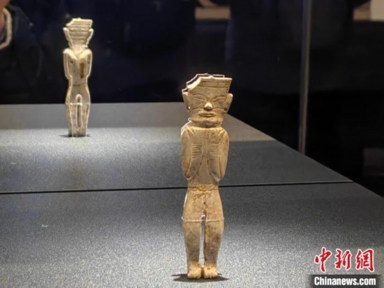 12月14日，“文明先鋒—凌家灘文化玉器展”在故宮博物院文華殿開幕。圖為展覽現場的立姿玉人。 中新社記者 應妮 攝