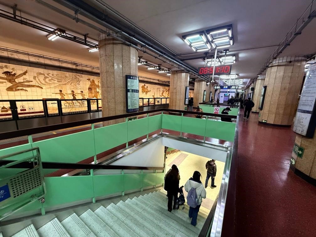 乘客從北京地鐵2號(hào)線東四十條站走“站中站”換乘地鐵3號(hào)線。新華社記者張驍 攝