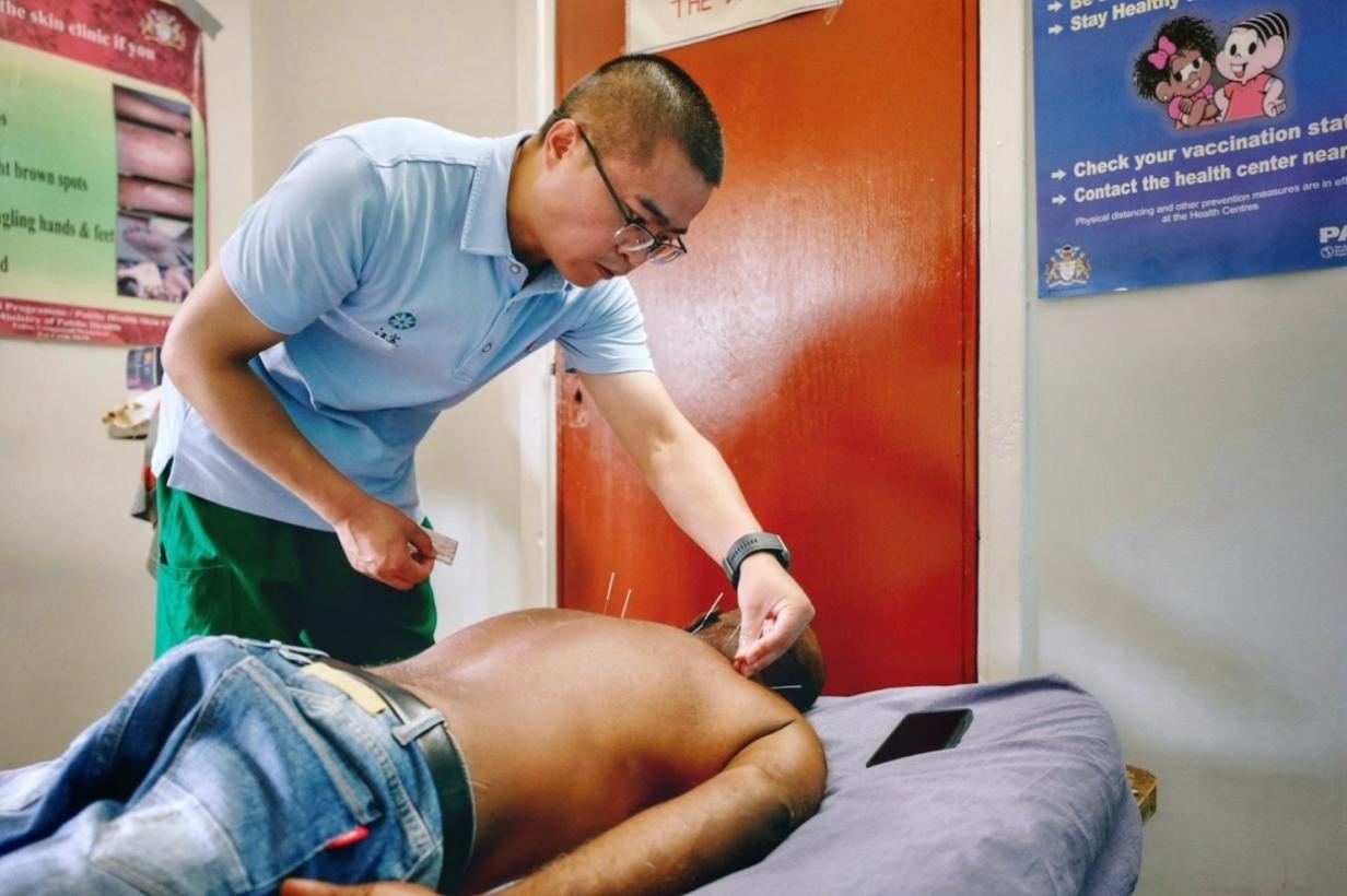 第20期中國（江蘇）援圭亞那醫(yī)療隊在圭偏遠的林登高速社區(qū)開展義診。中國援圭醫(yī)療隊供圖