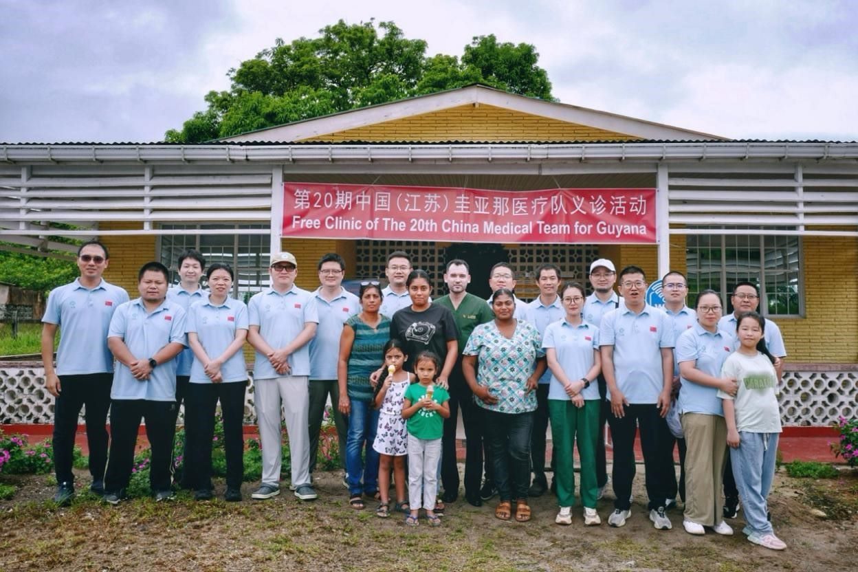 第20期中國（江蘇）援圭亞那醫(yī)療隊在圭偏遠的林登高速社區(qū)開展義診后，與部分當?shù)鼐用窈嫌啊?中國援圭醫(yī)療隊供圖