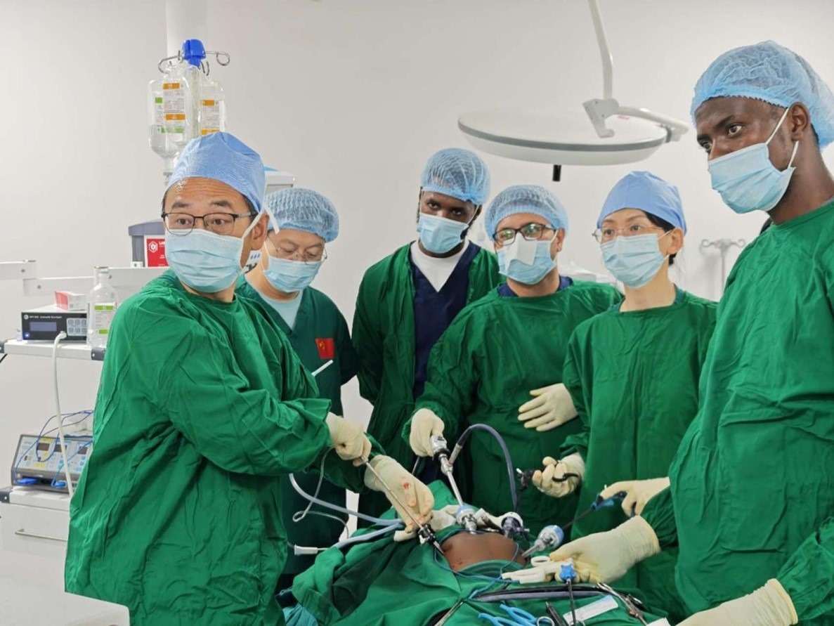 中外醫(yī)師合作進(jìn)行腹腔鏡手術(shù)。中國(guó)援桑醫(yī)療隊(duì)供圖