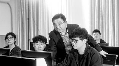 于濤教授對(duì)團(tuán)隊(duì)成員進(jìn)行技術(shù)指導(dǎo)。資料圖片