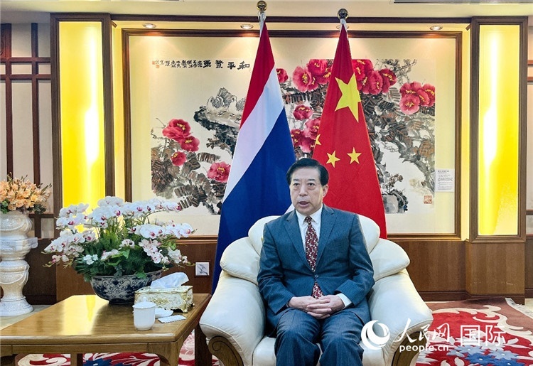 2024年12月10日，中國駐泰國大使韓志強(qiáng)在泰國曼谷接受中國—東盟中心（ACC）組織的“多彩東盟：2024年中國媒體東盟行”媒體團(tuán)采訪。人民網(wǎng)記者 羨江楠攝