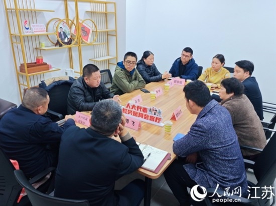 “紅興會(huì)客廳”，一場(chǎng)助企紓困協(xié)調(diào)會(huì)正在進(jìn)行。人民網(wǎng) 徐晨曦?cái)z