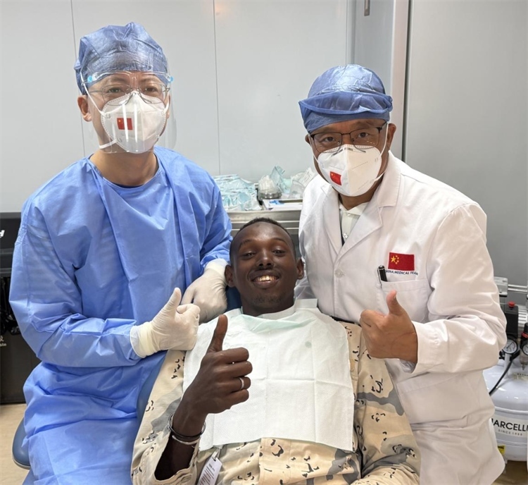 援吉醫(yī)療隊(duì)口腔科王瑋主任與“和平方舟”號(hào)醫(yī)院船醫(yī)務(wù)人員共同為一名當(dāng)?shù)匮浪柩谆颊咴\療。中國(guó)（山西）第23批援吉布提醫(yī)療隊(duì)供圖