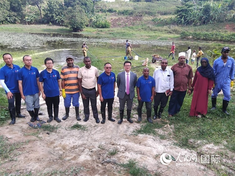 滅螺現(xiàn)場。施亮攝