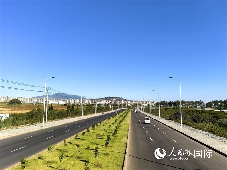 新近完工的埃塞俄比亞卡里提環(huán)線—布爾布拉—克林圖公路遠景。張洪衛(wèi)攝