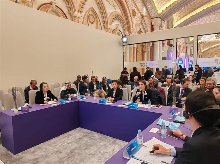 圖為與會代表圍繞主題進行發(fā)言討論。中國傳媒大學供圖。