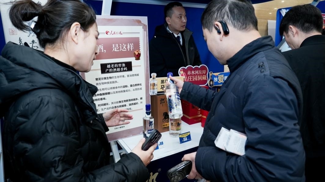 白酒展位負責(zé)人在為嘉賓介紹。張新攝