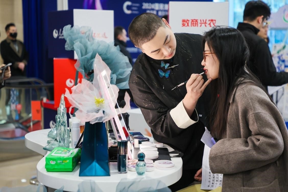 美妝展位化妝師為嘉賓一對一化妝。林文松攝