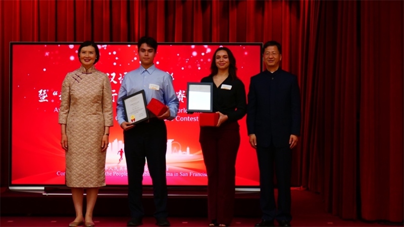 駐舊金山總領(lǐng)事張建敏及其夫人鄭心為選手頒獎(jiǎng)。李鑫江攝