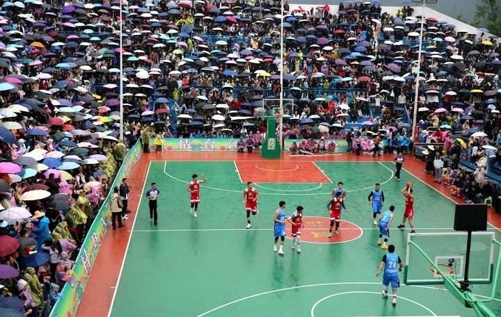 2024年5月1日，人們在貴州省黔東南苗族侗族自治州臺江縣臺盤鄉(xiāng)臺盤村觀看“村BA”球王爭霸賽。 新華社發(fā)（余天英 攝）